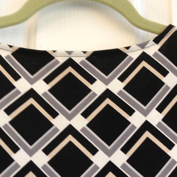 Black v neck dress. - Picture 8 of 9